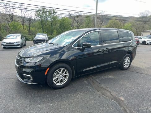 Used 2025 Chrysler Pacifica Select FWD image 4