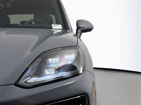 Certified 2026 Porsche Cayenne AWD/4WD image 15