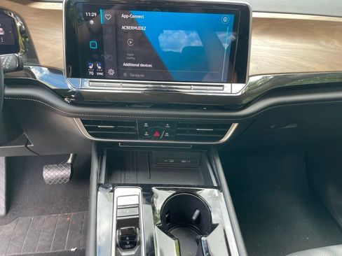 Used 2025 Volkswagen Atlas SE FWD image 11