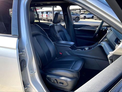 Used 2024 Jeep Grand Cherokee L Limited w/ Luxury Tech Group II image 9