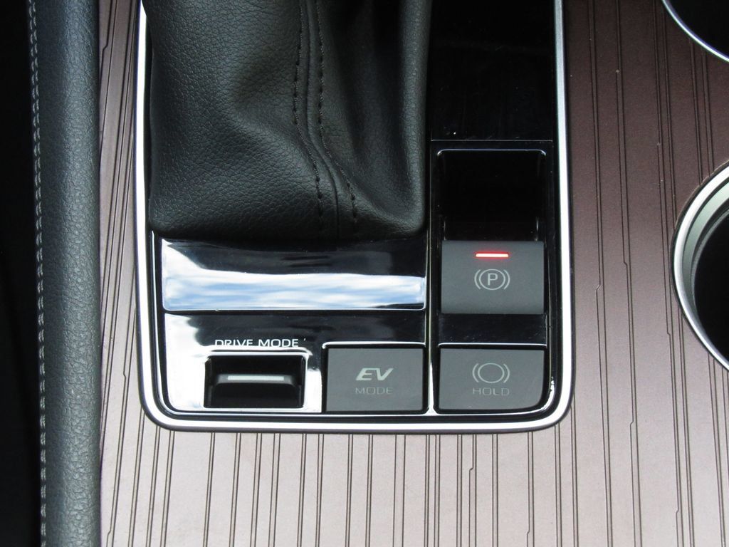 Certified 2024 Toyota Sienna XLE FWD image 32