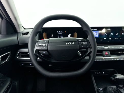 Used 2025 Kia K4 LXS image 3