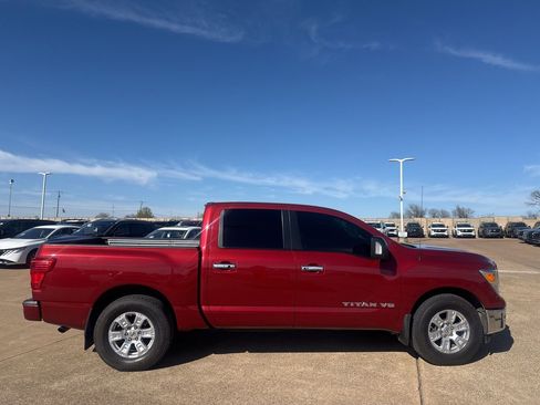 Used 2019 Nissan Titan SV w/ SV Convenience Package image 24