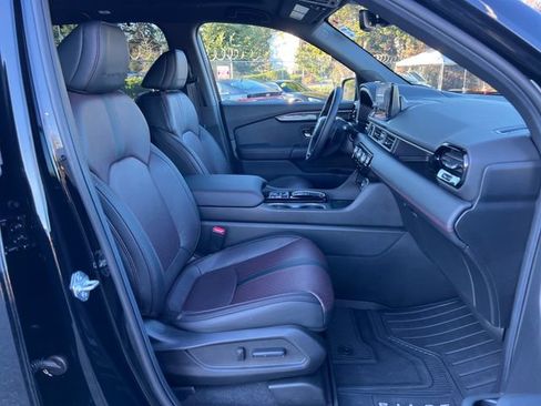 Certified 2025 Honda Pilot Black Edition image 12