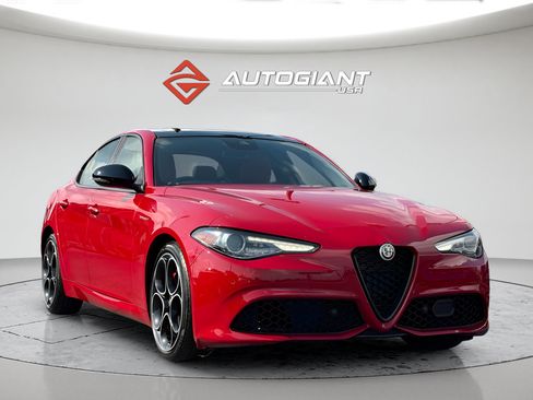 Used 2023 Alfa Romeo Giulia Veloce RWD image 11