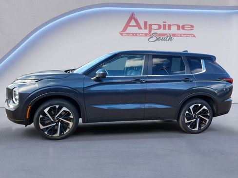 Used 2024 Mitsubishi Outlander SE image 2