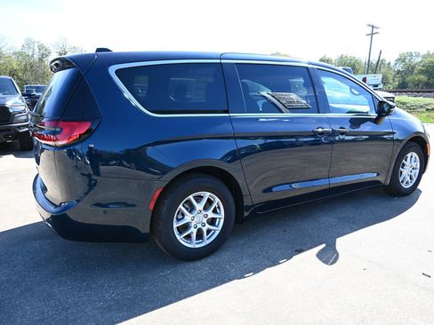 New 2025 Chrysler Pacifica Select image 6