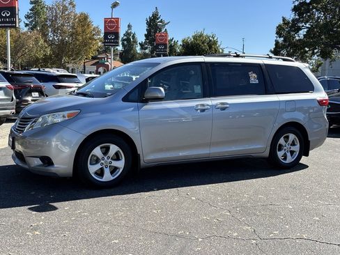 Used 2017 Toyota Sienna LE image 11