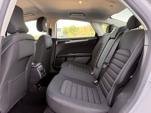 Used 2019 Ford Fusion SE FWD image 17