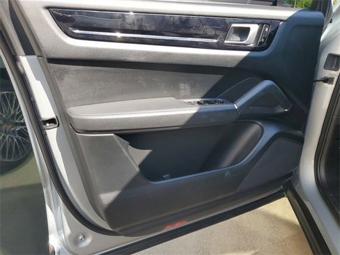 Used 2021 Porsche Cayenne image 18