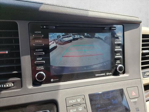 Used 2020 Toyota Sienna XLE w/ XLE Navigation Package FWD image 17