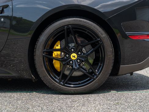 Used 2018 Ferrari California T RWD image 11