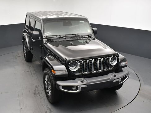 Used 2025 Jeep Wrangler Unlimited Sahara AWD/4WD image 17