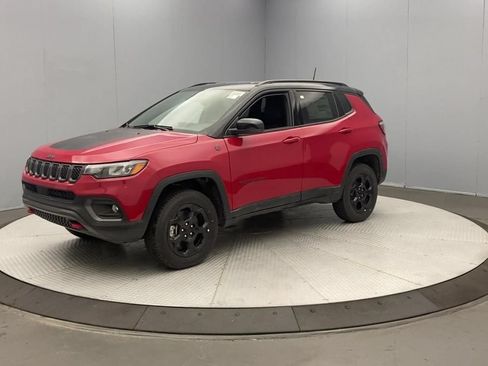 Used 2023 Jeep Compass Trailhawk w/ Trailhawk Convenience Group AWD/4WD image 9