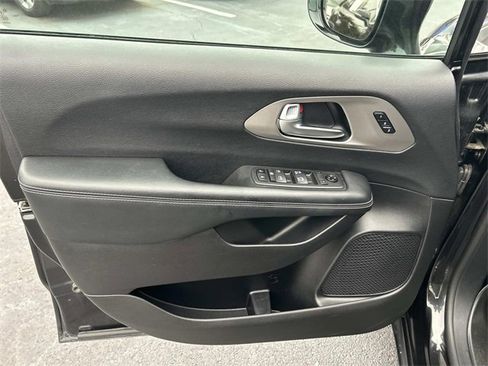 Used 2020 Chrysler Pacifica Touring-L w/ Advanced Safetytec Group image 23