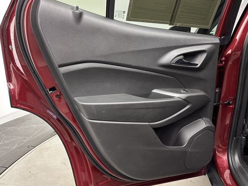 Used 2025 Chevrolet Trax LT FWD image 23