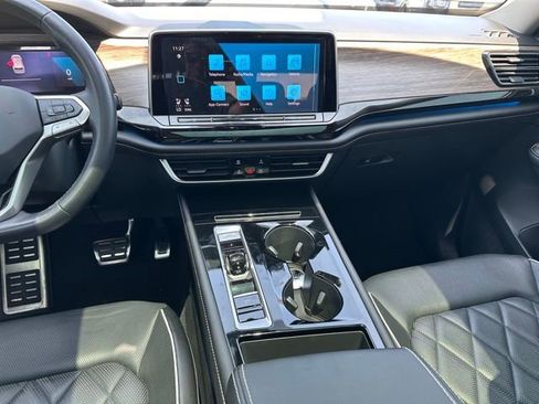 Used 2024 Volkswagen Atlas SEL Premium R-Line image 23