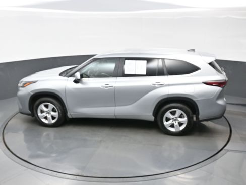 Used 2024 Toyota Highlander LE AWD/4WD image 37