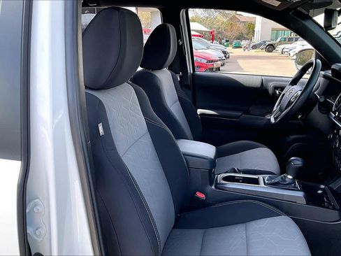 Used 2023 Toyota Tacoma TRD Sport w/ Technology Package image 9