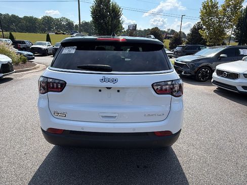 Used 2025 Jeep Compass Limited AWD/4WD image 9