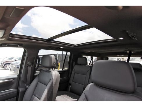 Used 2025 Chevrolet Suburban LT w/ Comfort Package RWD image 28