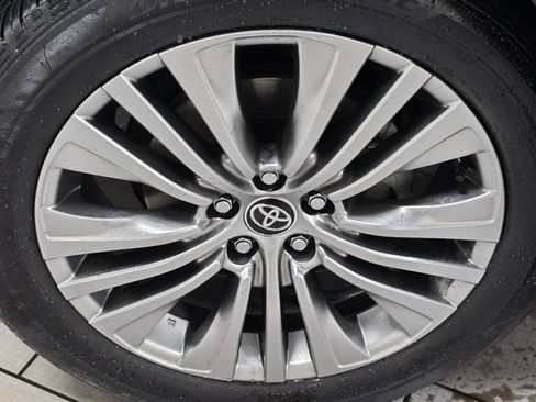 Certified 2024 Toyota Venza XLE image 7