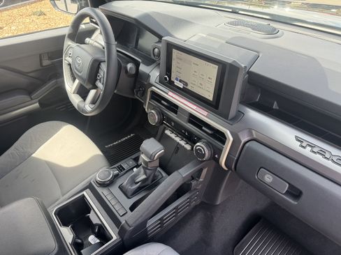 Certified 2025 Toyota Tacoma SR5 AWD/4WD image 19