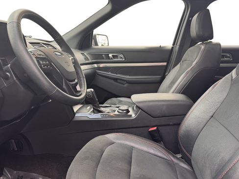 Used 2019 Ford Explorer XLT w/ Equipment Group 202A AWD/4WD image 18