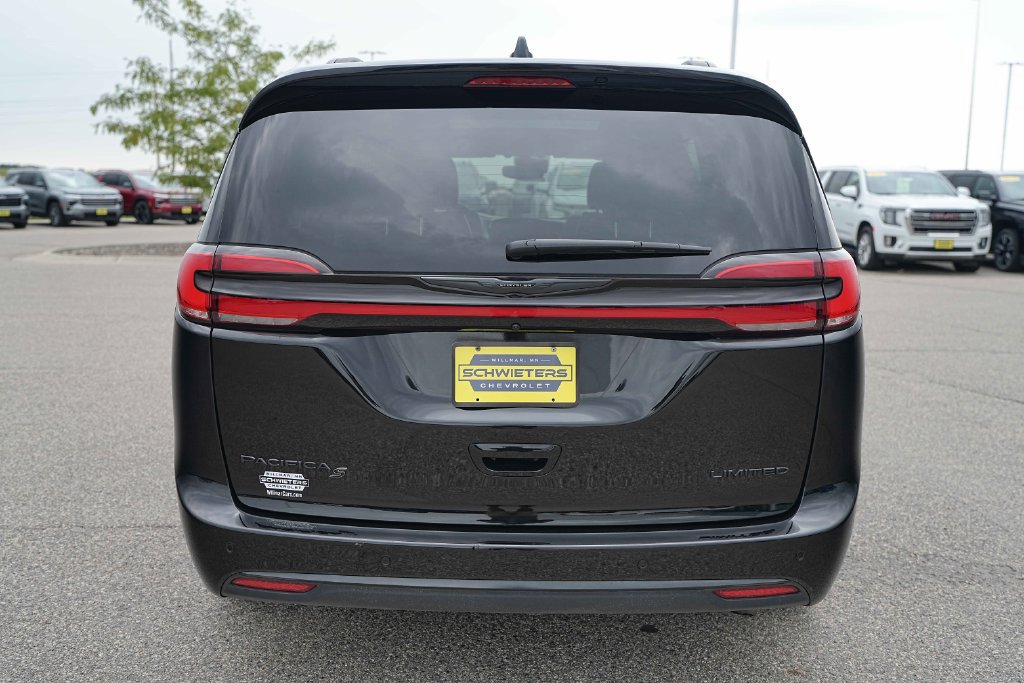 Used 2025 Chrysler Pacifica Limited FWD image 8