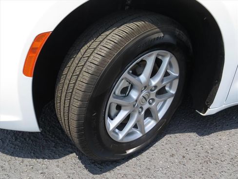 Used 2025 Chrysler Pacifica Select FWD image 18