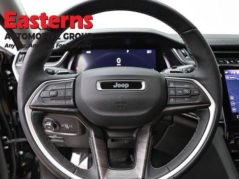 Used 2023 Jeep Grand Cherokee Limited w/ Black Appearance Package AWD/4WD image 10