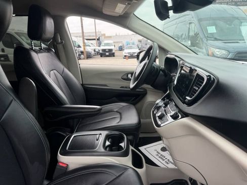 Used 2024 Chrysler Pacifica Touring-L FWD image 9