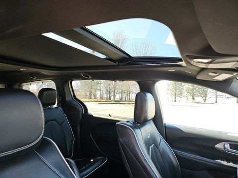 Used 2021 Chrysler Pacifica Limited w/ Uconnect Theater Family Group image 13