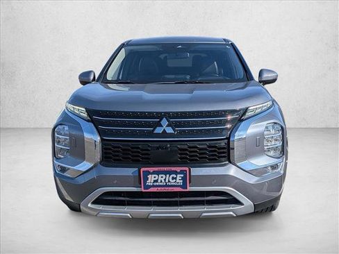Used 2024 Mitsubishi Outlander SE image 2