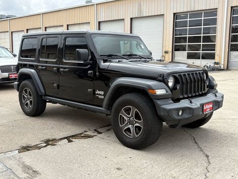 Used 2018 Jeep Wrangler Unlimited Sport S AWD/4WD image 3