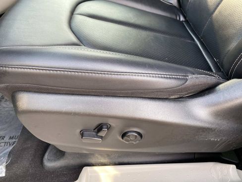 Used 2024 Chrysler Pacifica Touring-L FWD image 21