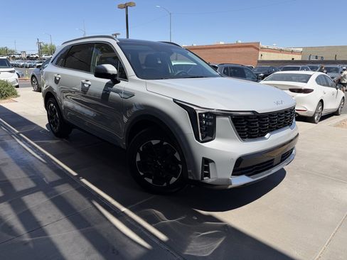 Used 2025 Kia Sorento S w/ Panoramic Sunroof Package FWD image 6