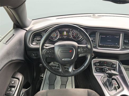 Used 2015 Dodge Challenger SXT RWD image 21