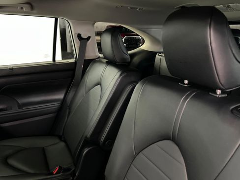 Used 2025 Toyota Highlander XLE image 20