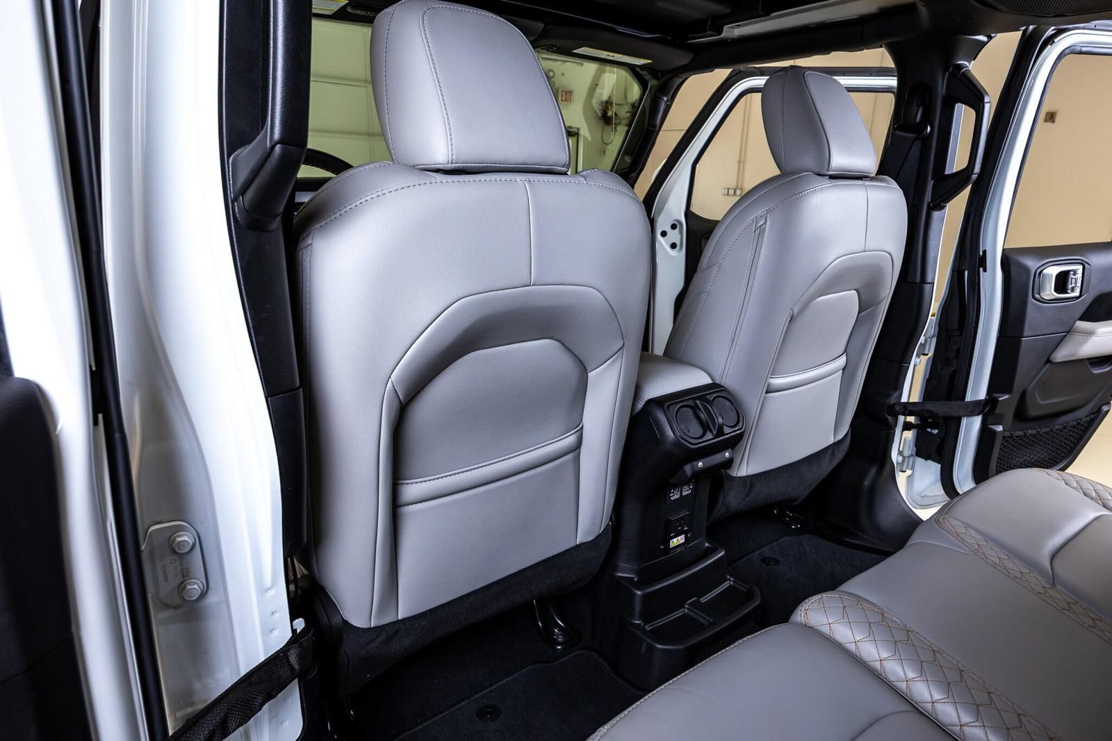 Used 2022 Jeep Wrangler Unlimited Sahara AWD/4WD image 33