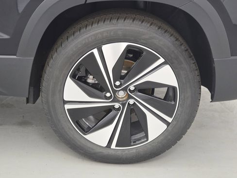 New 2026 Volkswagen Taos SE image 32