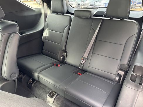 Used 2025 Chevrolet Traverse LT image 17