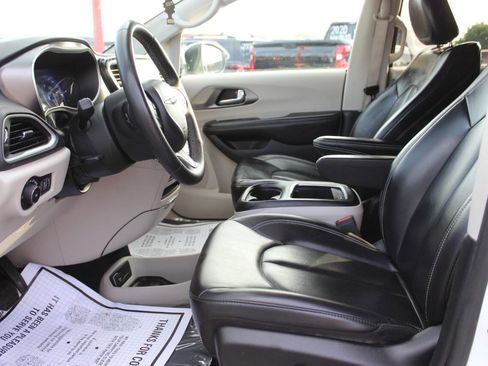 Used 2023 Chrysler Pacifica Touring-L FWD image 17