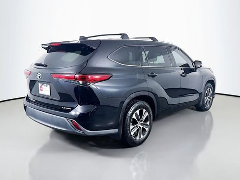 Certified 2021 Toyota Highlander XLE AWD/4WD image 5
