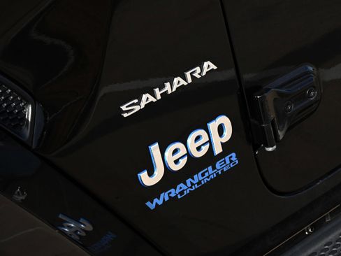 Used 2022 Jeep Wrangler Unlimited Sahara w/ Cold Weather Group image 10