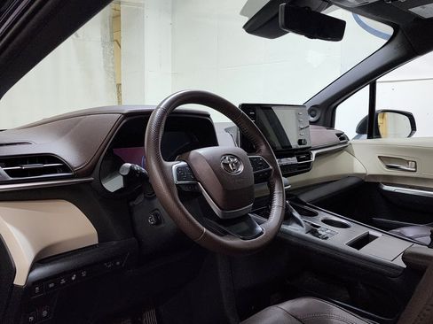 Used 2021 Toyota Sienna Platinum AWD/4WD image 13