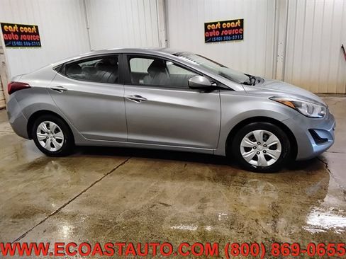 Used 2016 Hyundai Elantra SE image 2