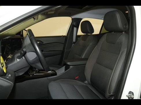 Used 2024 Chevrolet Trax LT w/ Sunroof Package FWD image 22