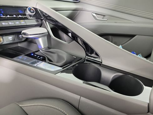 New 2025 Hyundai Elantra SEL image 19