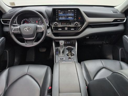 Used 2022 Toyota Highlander XLE AWD/4WD image 26